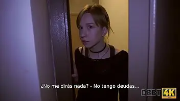 Debt4k. La estudiante no tiene posibilidades de pagar por un nuevo iPhone, por lo que necesita chupar ahora
